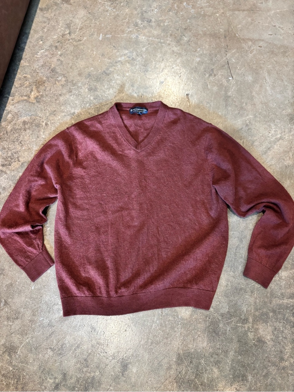 Hart Schaffner Marx Men's V-Neck Sweater in Maroon